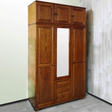 Трехдверный шкаф с распашными дверями